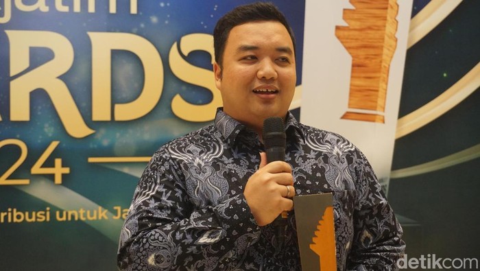 General Manager PT Sun Paper Source, Andrew Octavianus menerima detikJatim Awards 2024.