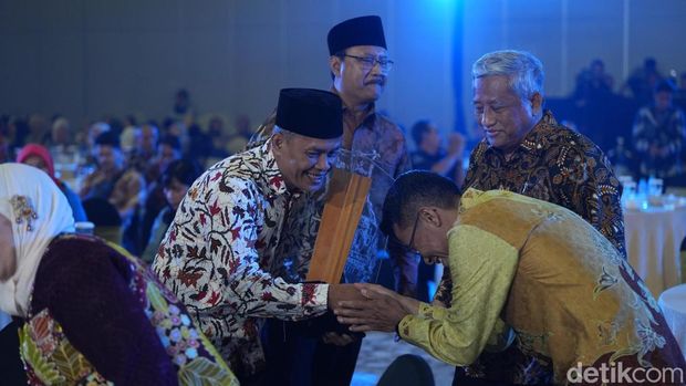 Gus Saiful Islam Ali putera KH Ali Manshur penerima Adiluhung detikJatim Awards 2024.