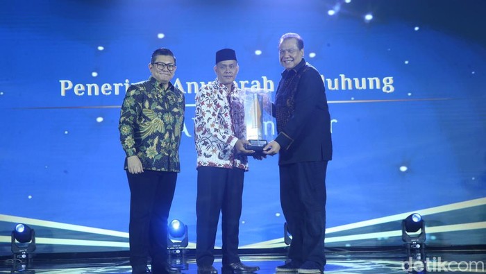 Gus Saiful Islam Ali, putra KH Ali Manshur menerima Anugerah Adiluhung dari Chairul Tanjung, Chairman sekaligus Founder CT Corp.