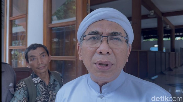 Ketum PBNU KH. Yahya Cholil Staquf saat diwawancarai detikJateng, hari ini (26/11/2024) di Leteh, Rembang.
