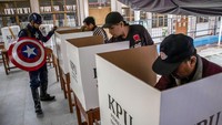 Warga setempat bersama petugas KPPS berinisiatif membuat TPS dengan tema Superhero untuk meningkatkan partisipasi pemilih pada Pilkada Serentak, 27 November 2024.  