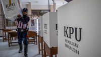 Petugas berkostum superhero membawa kotak suara di tempat pemungutan suara (TPS) 12 Pasir Kaliki, Kota Cimahi, Jawa Barat, Selasa (26/11/2024).