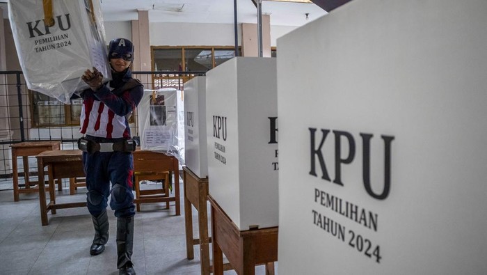 Petugas berkostum superhero membawa kotak suara di tempat pemungutan suara (TPS) 12 Pasir Kaliki, Kota Cimahi, Jawa Barat, Selasa (26/11/2024). Warga setempat bersama petugas KPPS berinisiatif membuat TPS dengan tema Superhero untuk meningkatkan partisipasi pemilih pada Pilkada Serentak, 27 November 2024. ANTARA FOTO/Abdan Syakura/agr/rwa.