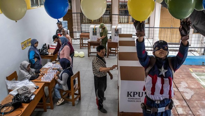 Intip Persiapan TPS Superhero di Cimahi Petugas berkostum superhero membawa kotak suara di tempat pemungutan suara (TPS) 12 Pasir Kaliki, Kota Cimahi, Jawa Barat, Selasa (26/11/2024). Warga setempat bersama petugas KPPS berinisiatif membuat TPS dengan tema Superhero untuk meningkatkan partisipasi pemilih pada Pilkada Serentak, 27 November 2024. ANTARA FOTO/Abdan Syakura/agr/rwa.