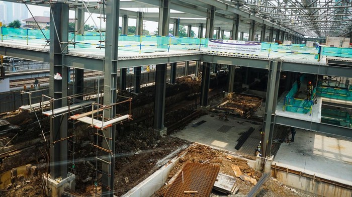 Rangkaian KRL Commuter Line melintas di samping  proyek pengembangan Stasiun KA Tanah Abang di Jakarta, Selasa (26/11/2024). Kementerian Perhubungan menargetkan proyek pengembangan Stasiun Tanah Abang akan selesai pada akhir tahun 2024 dan nantinya stasiun seluas 12.000 meter persegi itu kapasitasnya meningkat dari sekitar 100.000 orang per hari menjadi 300.000 orang per hari. ANTARA FOTO/Aditya Nugroho/app/rwa.