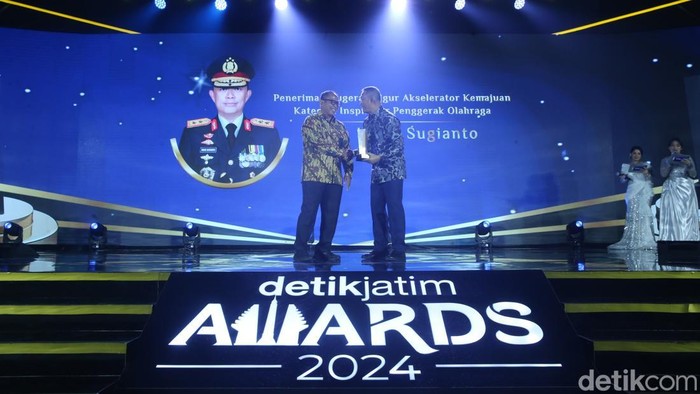 Irjen Imam Sugianto menerima anugerah detikJatim Awards 2024.