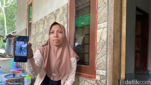 Eka Fauziah, istri Agus Mulyadi, PMI asal Lombok Tengah, ditemui di rumahnya, Kamis (21/11/2024). (Edi Suryansyah/detikBali)