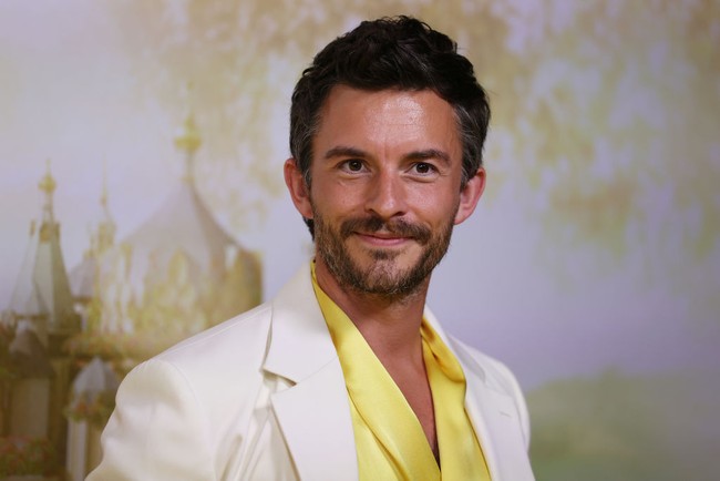 Aktor 36 tahun ini dipuji berkat pembawaan kharismatik dan sukses menghidupkan karakter Fiyero yang memesona, penuh emosi sekaligus misterius. Foto: Don Arnold/WireImage/Getty Images