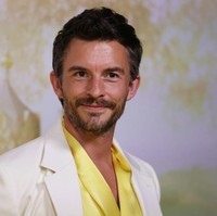 Aktor 36 tahun ini dipuji berkat pembawaan kharismatik dan sukses menghidupkan karakter Fiyero yang memesona, penuh emosi sekaligus misterius. Foto: Don Arnold/WireImage/Getty Images