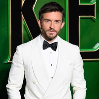 Dalam film yang menghidupkan kisah pra-The Wizard of Oz tersebut, Jonathan Bailey memerankan Pangeran Fiyero, salah satu karakter penting yang jadi pusat kisah cinta rumit di dunia Oz. Foto: Karwai Tang/WireImage/Getty Images