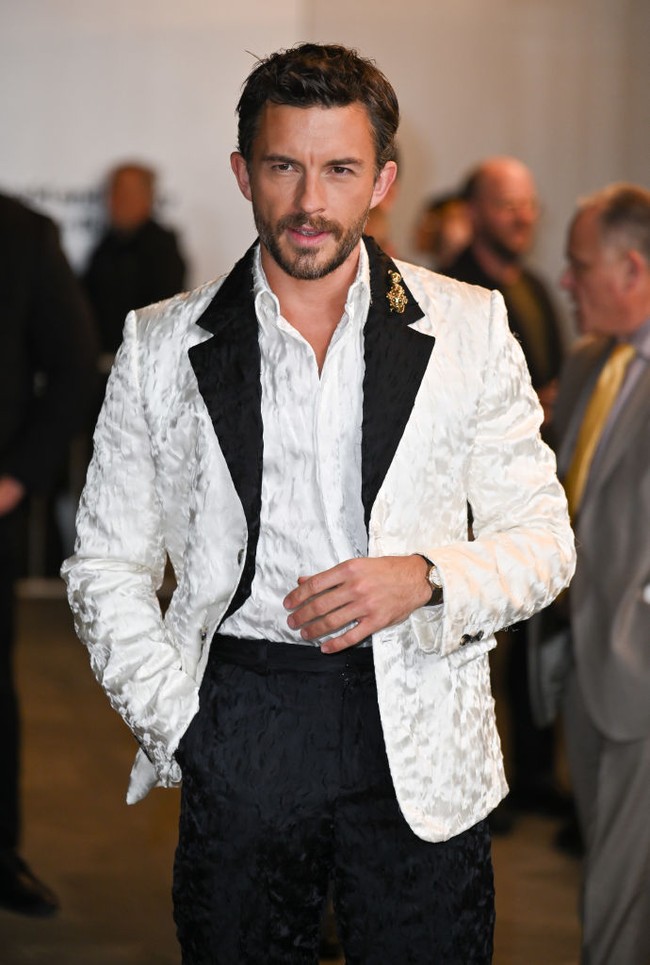 Jonathan Bailey sudah malang melintang di seni peran sejak kecil. Dia memulai aktingnya di teater dan tampil dalam beberapa drama musikal di West End, termasuk ‘Les Misérables’.  Foto: James Devaney/GC Images/Getty Images