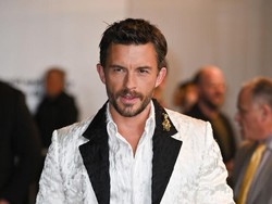 Video: Jonathan Bailey Jadi Pria Terseksi di Dunia 2025