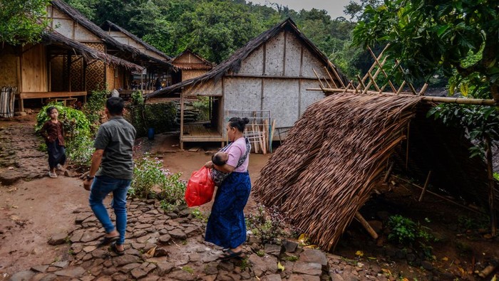 Seorang perempuan Suku Badui berjalan di pemukiman Badui, Desa Kanekes, Lebak, Banten, Senin (25/11/2024). Sebanyak 6.915 jiwa warga Suku Badui terdaftar sebagai Daftar Pemilih Tetap (DPT) pada pelaksanaan pemilihan kepala daerah (Pilkada) 2024 gubernur dan wakil gubernur serta bupati dan wakil bupati. ANTARA FOTO/Muhammad Bagus Khoirunas/Spt.