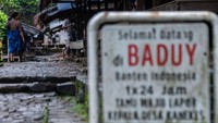 Seorang perempuan Suku Badui berjalan di pemukiman Badui, Desa Kanekes, Lebak, Banten. 