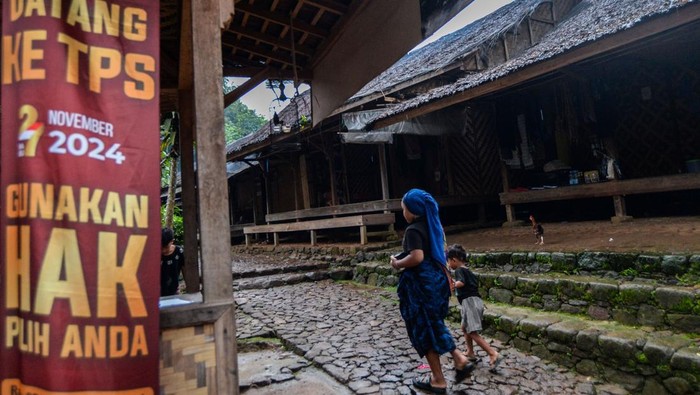 Jumlah DPT Pilkada 2024 Suku Badui Seorang perempuan Suku Badui berjalan di pemukiman Badui, Desa Kanekes, Lebak, Banten, Senin (25/11/2024). Sebanyak 6.915 jiwa warga Suku Badui terdaftar sebagai Daftar Pemilih Tetap (DPT) pada pelaksanaan pemilihan kepala daerah (Pilkada) 2024 gubernur dan wakil gubernur serta bupati dan wakil bupati. ANTARA FOTO/Muhammad Bagus Khoirunas/Spt.
