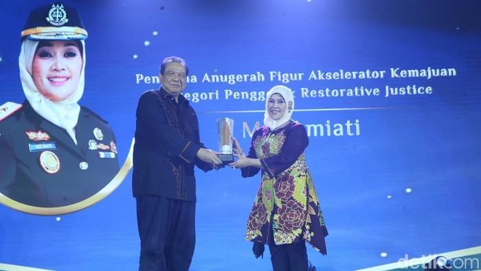 Kajati Jatim Mia Amiati menerima penghargaan dari Chairman sekaligus Founder CT Corp, Chairul Tanjung.