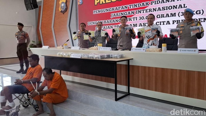 Kapolda Riau menunjukkan barang bukti didampingi Kabid Humas Kombes Anom Karabianto, Kepala BNN Brigjen Pol Robinsin DP Siregar (Foto: Dok Raja Adil Siregar).