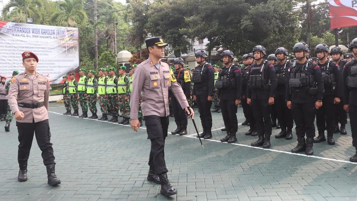 Kapolres Malang AKBP Putu Kholis memimpin apel pergeseran pasukan pengamanan Pilbup Malang