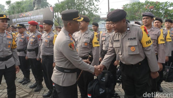 Kapolres Mojokerto AKBP Ihram Kustarto mengecek kesiapan personel