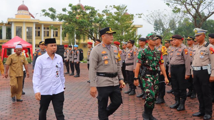 Kapolres Rohil saat apel pergeseran personel (Foto: Dok Polres Rohil)