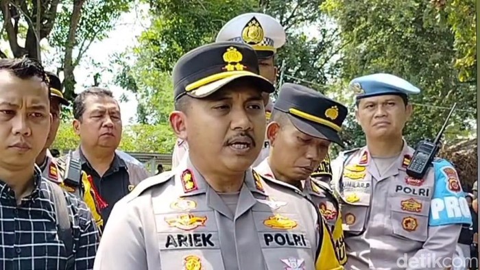 Kapolres Subang AKBP Ariek Indra Sentanu usai menghadiri proses pemakaman bocah Subang dibully