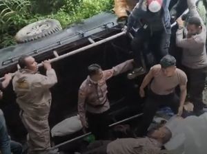 Video: Pikap Pengangkut Logistik Pilkada Maluku Terbalik