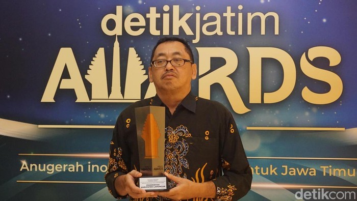Kepala Dinas Kominfo Lamongan, Sugeng Widodo menerima detikJatim Awards 2024
