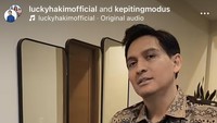 Ini salah satu momen ketika pria kelahiran 1978 itu menikmati kiriman dari restoran Kepiting Modus. Hidangan yang dicoba mulai dari kepiting saus Singapura sampai ikan kuwe bakar. Foto: Instagram @luckyhakim_official