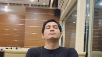 Usai makan nasi Padang, Lucky Hakim terlihat kekeyangan. Sampai-sampai dia menyenderkan punggung dan memejamkan mata. Foto: Instagram @luckyhakim_official
