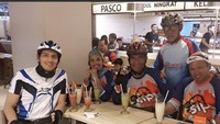Aktor sekaligus politisi itu sepertinya juga hobi bersepeda. Sehabis gowes, ia dan teman-temannya pun tampak menikmati aneka jus. Foto: Instagram @luckyhakim_official