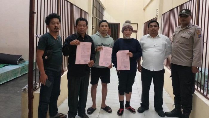 Ketiga pelaku saat diamankan di kantor polisi.
