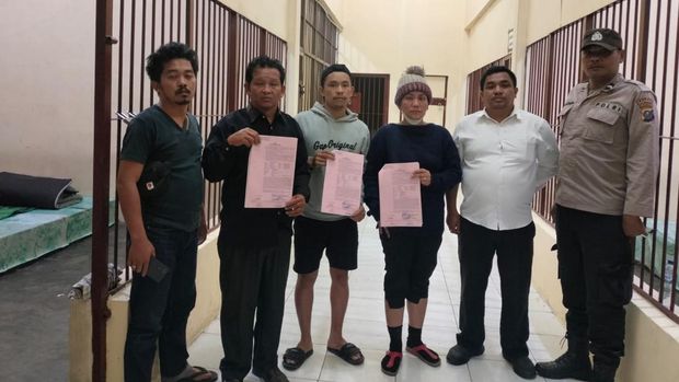 Ketiga pelaku saat diamankan di kantor polisi.