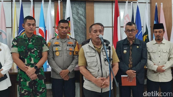 Ketua Setgab Koalisi Ciamis Maju Pipin Arif Apilin saat menghadiri jumpa pers di KPU Ciamis