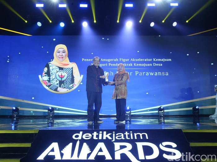 Khofifah Indar Parawansa Menerima Penghargaan dari Chairul Tanjung