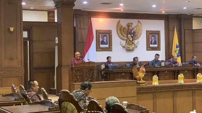 Koordinator Pembahasan Raperda APBD 2025, Dewa Kusuma Putra, pada rapat paripurna DPRD Bali, Selasa (26/11/2024). (Rizki Setyo/detikBali)