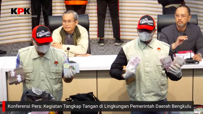 KPK menyebutkan amplop bergambar cagub petahana Bengkulu Rohidin Mersyah yang telah disita KPK untuk serangan fajar berisi uang dengan nominal bervariasi. (YouTube KPK RI)