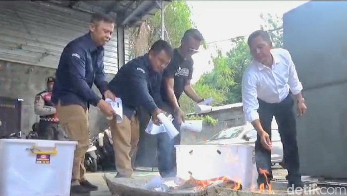 KPU Gianyar musnahkan surat suara rusak dengan cara dibakar di Gudang logistik KPU, Selasa (26/11/2024). (Putu Krista/detikBali).