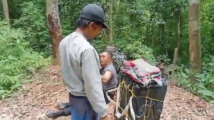 KPU Jambi mulai mendistribusikan logistik Pilkada Serentak 2024 ke desa-desa terpencil. Petugas harus menelusuri sungai dan masuk ke hutan-hutan.