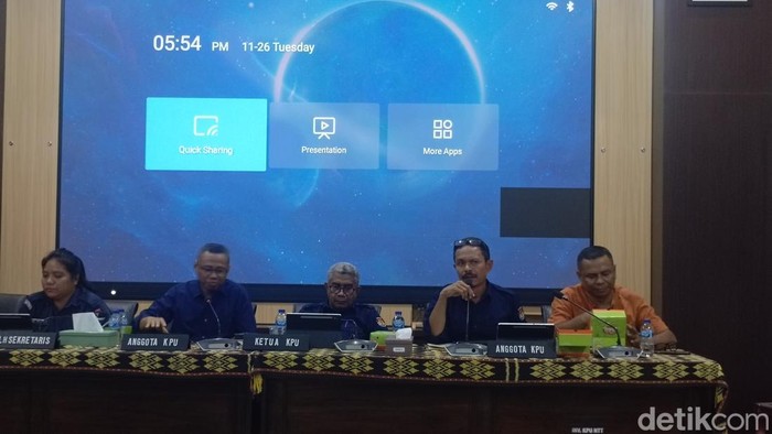 Jajaran komisioner KPU NTT saat memberikan tanggapan kepada awak media di aula Kantor KPU NTT. (Simon Selly/detikBali).