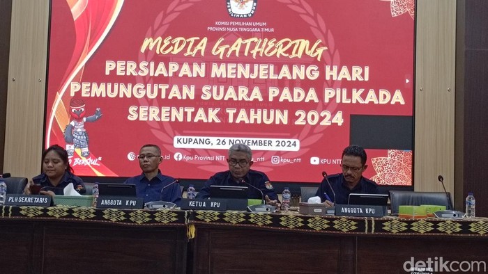 Jajaran komisioner KPU NTT saat memberikan keterangan kepada awak media, di Kupang, NTT. (Simon Selly/detikBali).