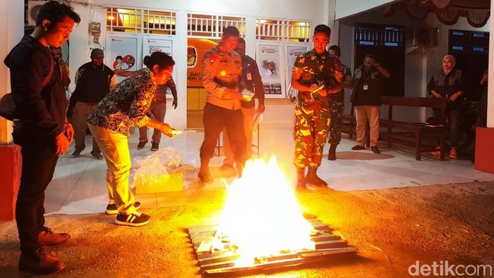 KPU Sorong Selatan memusnahkan surat suara rusak dan kelebihan di Pilkada 2024.