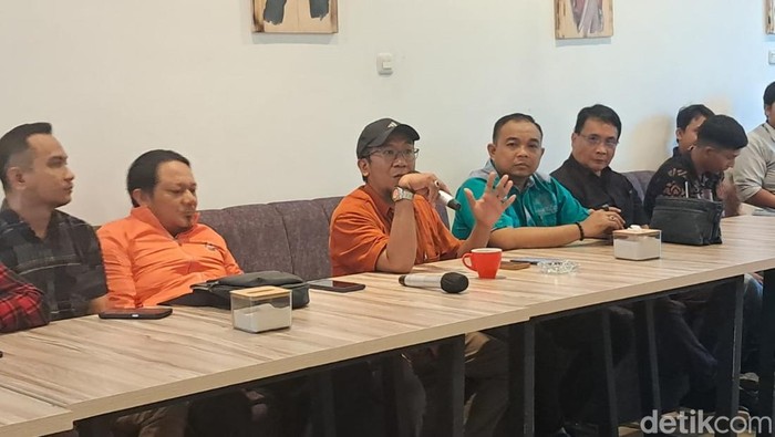 Kuasa hukum INIMI-DIA Akhmad Rianto saat konferensi pers di Makassar, Selasa (26/11/2024).