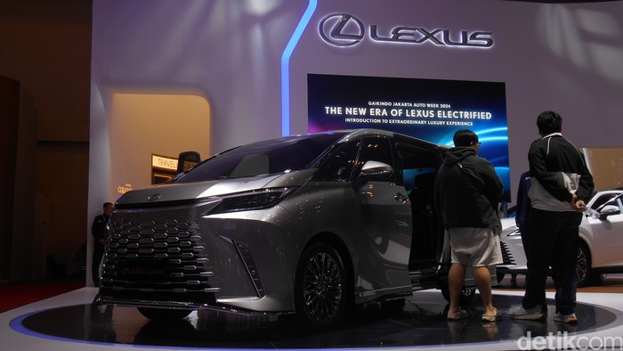 Lexus LM 500h.