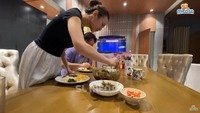 Ketika menjadi seorang istri, pelantun Sisa Rasa ini pun semakin rajin memasak. Ia juga kerap menghidangkan makanan untuk suaminya. Foto: YouTube Rizky Febian