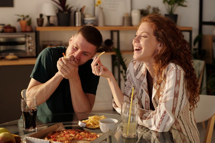 Makan Bareng Keluarga, Pacar Wanita Ini Hina Masakan Ibu