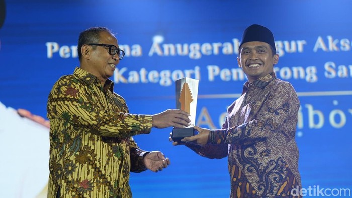 Mas Adi menerima anugerah di detikJatim Awards 2024.