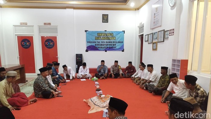 Masyarakat Desa Kajar, Dawe, Kudus yang menggelar kegiatan Umbul Doa dan bacaan Surat Yasin, untuk mendoakan agar Pilkada di Kudus maupun Pilkada Jawa Tengah berjalan dengan lancar dan damai, Senin (26/11)24) malam.