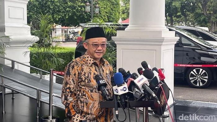 Mendikdasmen Abdul Muti membahas khusus soal Penerimaan Peserta Didik Baru (PPDB) sistem zonasi atau PPDB zonasi bersama Presiden Prabowo Subianto di Istana Negara. (Eva/detikcom)