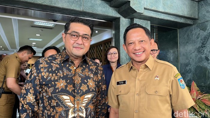 Menekraf Teuku Riefky Harsya menemui Mendagri Tito Karnavian. (Rifka/detikcom)
