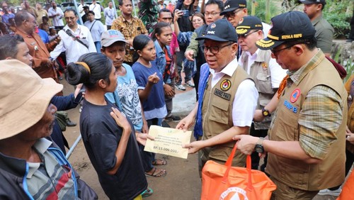 Menko PMK, Pratikno, menyerahkan santunan ahli waris kepada masyarakat di Desa Bugalima, Kecamatan Adonara Barat, Flores Timur, NTT, yang terdampak konflik sosial, Senin (25/11/2024). (Dok. BNPB)